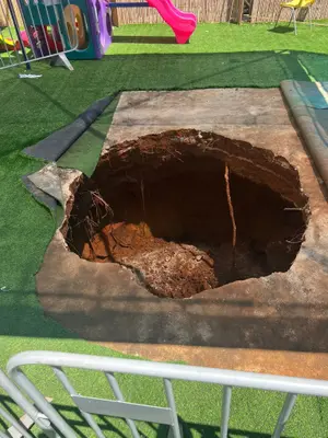 בולען בעומק מטרים נפער בחצר גן ילדים בגבעת שמואל - ההורים והשכנים בתדהמה