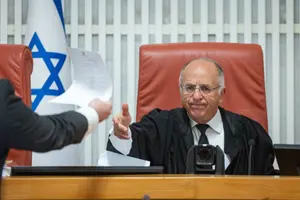 צועקים ומנסים לפרוץ לביתו: מפגינים חרדים הגיעו לביתו של שופט העליון סולברג