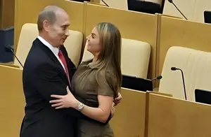 הגיחה מהבונקר: המאהבת הסודית של פוטין תועדה כשהיא בלתי ניתנת לזיהוי