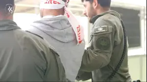 אקדחים, תחמושת ושוהה בלתי חוקי: כך נחשפה פעילות ממושכת בעסק בשרון | תיעוד