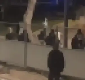 לילה אלים בתל אביב: נער נדקר במברג, קבוצת תוקפים תועדה נמלטת | תיעוד