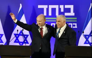 האיחוד בנט-לפיד: מומנטום גדול, שאלות קשות