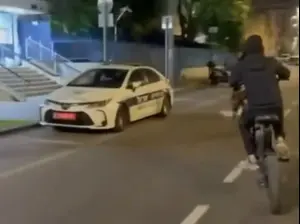 קטינים השליכו ביצים לעבר ניידת משטרה בחולון ונעצרו | תיעוד