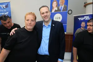 השר מאשים: 