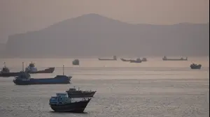 "העולם יכול להיחנק": ההיסטוריה המדממת של המצר שמחזיק את הכלכלה העולמית בגרון