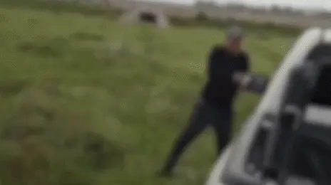 ניפץ את הרכב עם מחבט גולף: סכסוך משפחתי על קרקע הידרדר לאלימות קשה | תיעוד