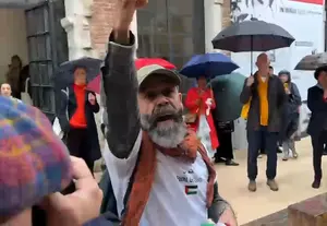 מפגינים פרו פלסטינים מול הביתן הישראלי בוונציה: 