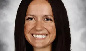 המורה לביולוגיה נעצרה: קיימה יחסים עם תלמיד בארון בית הספר