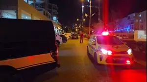 דקר, ירה והחביא ראיות בתחנת דלק: כתב אישום נגד צעיר מנתניה בגין ניסיון חיסול סמוך לתחנת המשטרה
