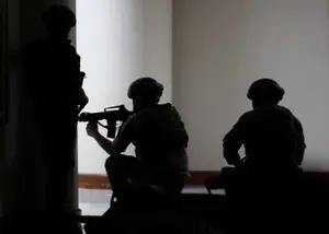 דרמה בפיליפינים: אש נפתחה בסנאט בזמן ניסיון לעצור בכיר המבוקש בהאג