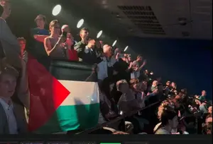 דגל פלסטין הונף ליד המשלחת הישראלית לאירוויזיון בזמן הביצוע של נועם