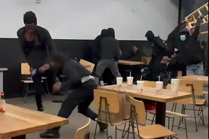 צפו: קטטת נוער במסעדת מזון מהיר הפכה לזירת קרב מדממת