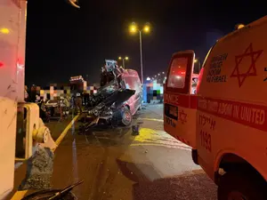 התנגשות משאית ומיניבוססמוך למחלף שורק: שני הרוגים וכעשרה פצועים