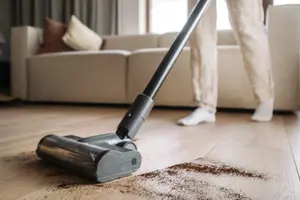 המומחים קובעים: כולנו שואבים אבק בצורה שגויה - וזו השיטה הנכונה