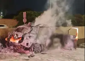 המשטרה חוקרת: רכב עלה באש בכביש 2 - גופה אותרה בפנים