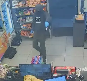 נכנס עם סכין לתחנות דלק ברמלה, איים ונמלט עם הכסף | תיעוד