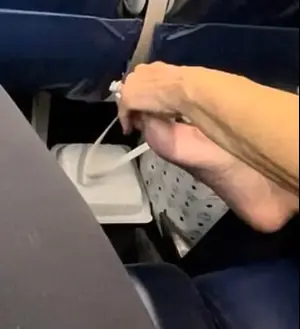 למה את מגעילה? נוסעת נתפסה מקלפת עור מכפות הרגליים בטיסה