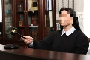 שערורייה: שופטת קיימה יחסי מין קולניים עם שוטר בכיר בלשכה - והעונש ירתיח אתכם
