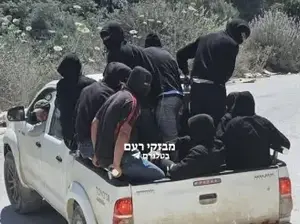 לאחר שטענו כי נגנב להם צאן: מתנחלים וחייל תועדו מכים פלסטינים | צפו בתיעוד