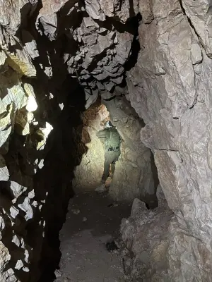 זבובי ענק, בקבוקי שתן ודלתות ששוקלות שבעה טון: מבט אל תוך מנהרות חיזבאללה