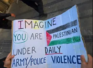 מפגין נעצר לאחר שהניף דגל פלסטין - ושוחרר בביהמ"ש: "התנהלות 