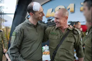 עמד על רגליו על וחייך: מח"ט 401 שנפצע קשה בלבנון הגיע לטקס ה