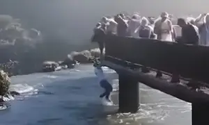 תיעוד מטורף: הסיבה שתייר דילג מעל לגדר באחד המפלים