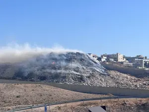 פלסטינים מבעירים פסולת מזהמת - והעשן מתפשט לעבר בס