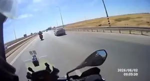 ברח מהשוטרים ו"טס" בין מכוניות - ללא שהוציא רישיון נהיגה מעו