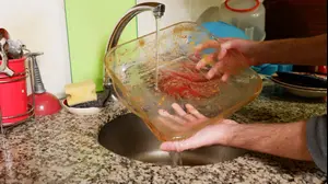 היפטרו מכתמים עקשניים על כלי מטבח בעזרת מרכיב אחד – וזה לא סבון כלים