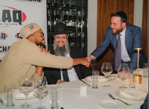 בא לחזק ויצא מחוזק: המחווה המיוחדת של טאונס לקהילה היהודית