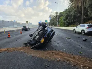 נהגת איבדה שליטה על רכבה, נפלה מגשר – וכמעט דרסה 2 הולכי רגל | תיעוד