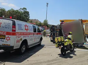 משאית התהפכה במחלף שער הגיא וגרמה לעומסי תנועה כבדים, בת 17 נפצעה בינוני