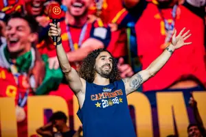 עמד בהבטחתו: מארק קוקורייה קעקע את מאמן נבחרת ספרד
