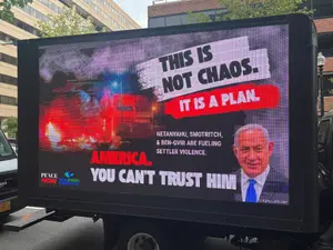 על רקע הפגישה בבית הלבן: תנועת "שלום עכשיו" העלתה משאית עם כיתוב נגד נתניהו