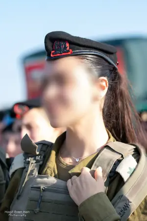 תחת אש כבדה – בעומק שטח האויב: הקצינה שמחברת בין הפיקוד לקצה לוחם