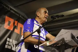 הפגנה בכיכר הבימה: "כל המעורבים צריכים ללכת הביתה – חליפות ומדים כאחד"
