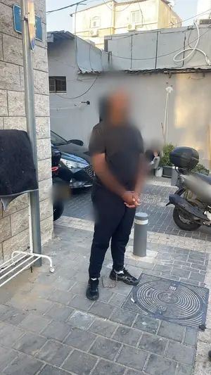 בקבוק עם נוזל דליק הונח בפתח מסעדה בתל אביב, צעיר בשנות ה-20 לחייו נעצר