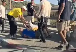 הסיר שלט לשחרור יגאל עמיר, הותקף בברוטליות – ומאושפז עם דימום מוחי | תיעוד
