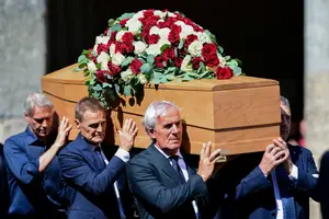 "יש רק קפטן אחד": האוהדים שרו, החברים נשאו את ארונו של בארזי