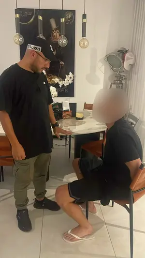 צעיר נדקר ליד מלון רויאל ביץ' בתל אביב – החשוד אותר בדירת מסתור