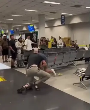 לא נשאר חייב: קטטה בין תייר ישראלי לאמריקני שקרא לו "רוצח תינוקות" בשדה התעופה