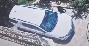 תיעוד: נכנס לבית, שובר את השמשות, מביא חומר בערה ומצית את הרכב כנקמה
