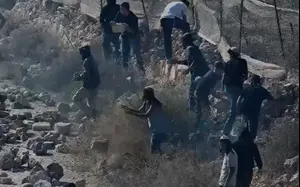 צה"ל מנסה לפנות את המצור על בית הפלסטיני בקוסרה, מתנחלים חוסמים את דרכם באבנים | תיעוד