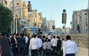 חסימות כבישים ועומסי תנועה כבדים: היערכות המשטרה למחאת חרדים בבני ברק
