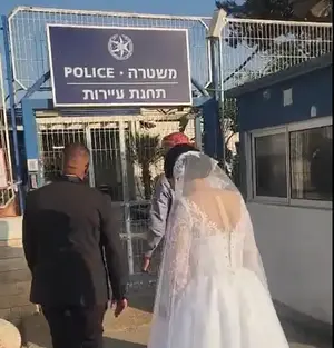 בדרך לחתונה עוצרים בתחנה: המשטרה עיכבה את החתן והכלה | תיעוד