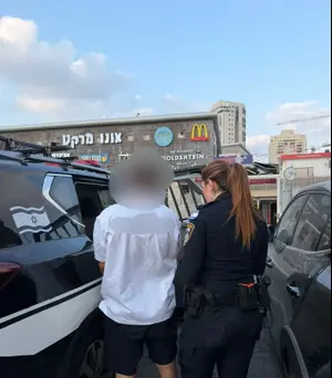פרץ לבית צעירה בבת ים, היכה אותה בכל חלקי גופה ושדד אלפי שקלים