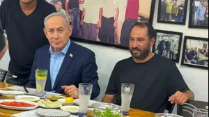 הביא איתו ארנק? ראש הממשלה נתניהו בבילוי במסעדת שיפודים בחדרה