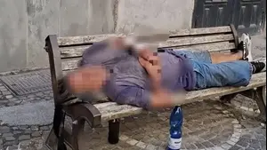 "חי לבד על ספסל": סיפורו העצוב של חברו של מראדונה