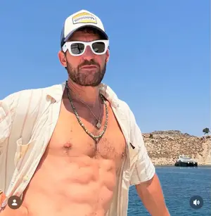נהיה לנו חם: אורי פפר משוויץ בקוביות ומציג גזרה חטובה במיוחד